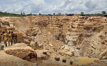 Miners work at an artisanal mining site in Cercle de Kangaba, Mali. Credit: Jorden de Haan/Pact