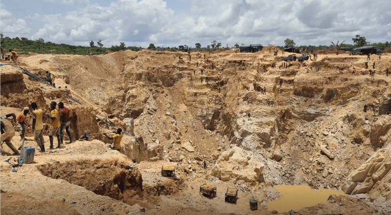 Miners work at an artisanal mining site in Cercle de Kangaba, Mali. Credit: Jorden de Haan/Pact